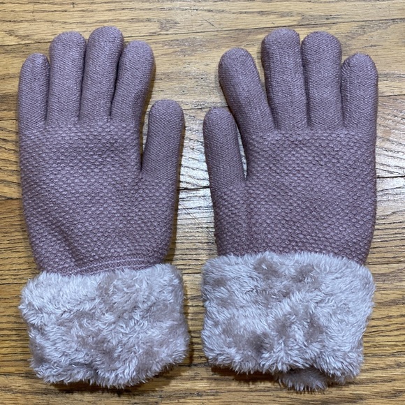 Pale purple fleece lined button gloves - Picture 4 of 4
